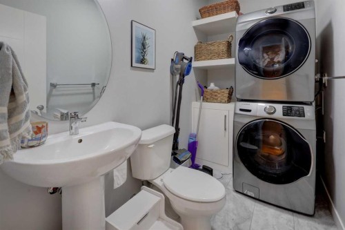 111-408 27 Avenue Ne, Calgary, AB - Indoor Photo Showing Laundry Room