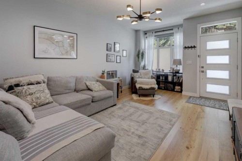 111-408 27 Avenue Ne, Calgary, AB - Indoor Photo Showing Living Room