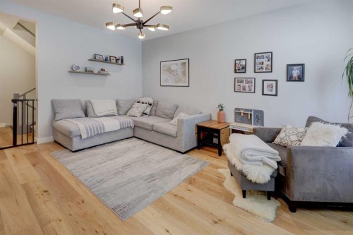 111-408 27 Avenue Ne, Calgary, AB - Indoor Photo Showing Living Room