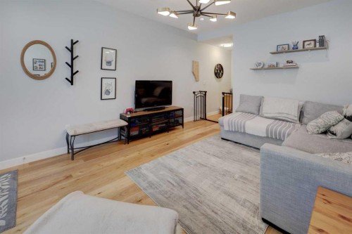 111-408 27 Avenue Ne, Calgary, AB - Indoor Photo Showing Living Room