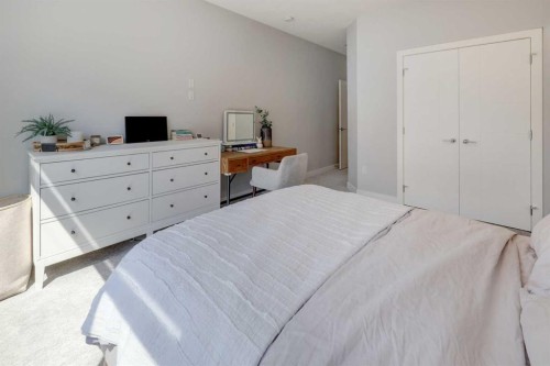 111-408 27 Avenue Ne, Calgary, AB - Indoor Photo Showing Bedroom