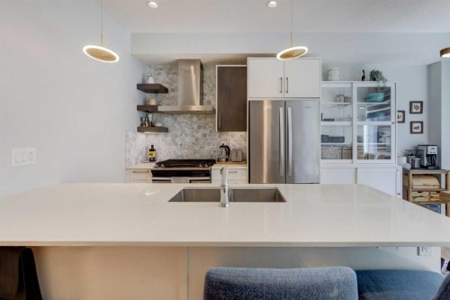 111-408 27 Avenue Ne, Calgary, AB - Indoor Photo Showing Kitchen With Upgraded Kitchen