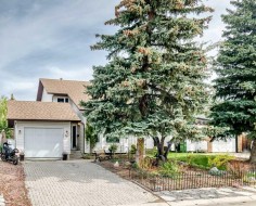 68 Woodview Court SW Calgary, AB T2W 4X4
