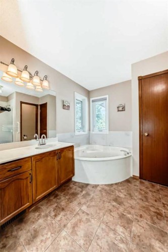 232 Macewan Ridge Close Nw, Calgary, AB - Indoor Photo Showing Bathroom