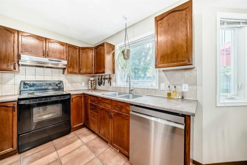 232 Macewan Ridge Close Nw, Calgary, AB - Indoor Photo Showing Kitchen With Double Sink