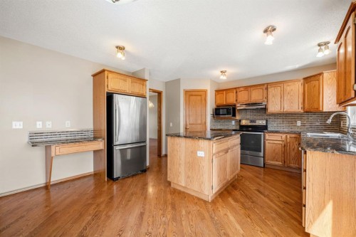 131 Lake Simcoe Court Se, Calgary, AB - Indoor Photo Showing Kitchen