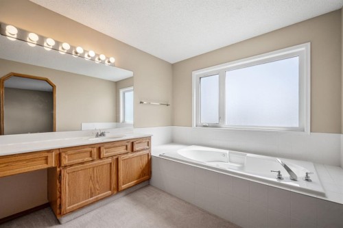 131 Lake Simcoe Court Se, Calgary, AB - Indoor Photo Showing Bathroom