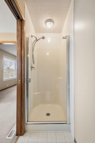131 Lake Simcoe Court Se, Calgary, AB - Indoor Photo Showing Bathroom