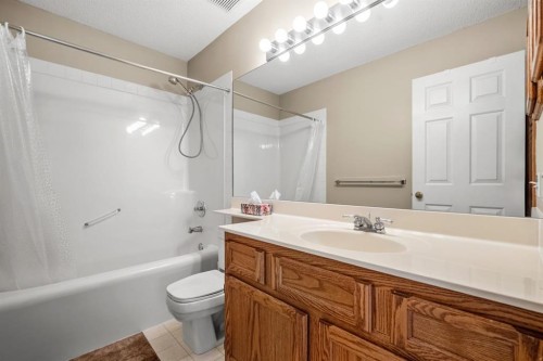 131 Lake Simcoe Court Se, Calgary, AB - Indoor Photo Showing Bathroom