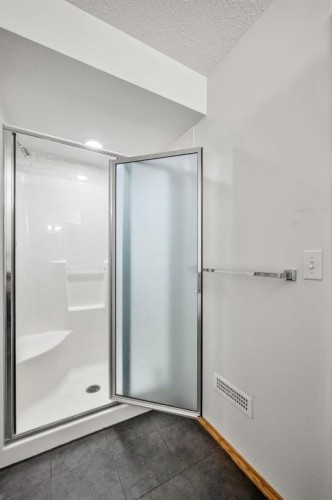 131 Lake Simcoe Court Se, Calgary, AB - Indoor Photo Showing Bathroom