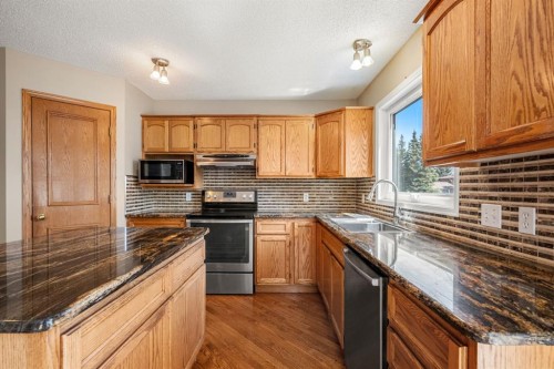 131 Lake Simcoe Court Se, Calgary, AB - Indoor Photo Showing Kitchen