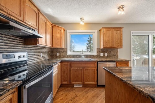 131 Lake Simcoe Court Se, Calgary, AB - Indoor Photo Showing Kitchen