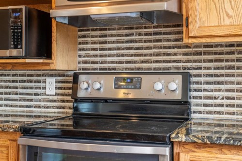 131 Lake Simcoe Court Se, Calgary, AB - Indoor Photo Showing Kitchen