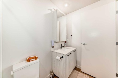 310-1107 Gladstone Road Nw, Calgary, AB - Indoor Photo Showing Bathroom