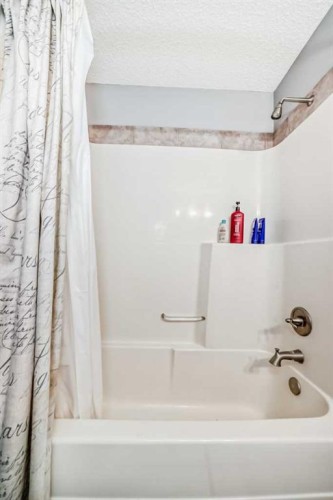 188 Chapala Drive Se, Calgary, AB - Indoor Photo Showing Bathroom