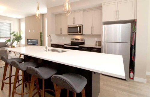 3 Sunrise Heights, Cochrane, AB - Indoor Photo Showing Kitchen With Stainless Steel Kitchen With Double Sink With Upgraded Kitchen