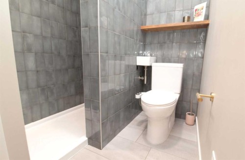 3 Sunrise Heights, Cochrane, AB - Indoor Photo Showing Bathroom