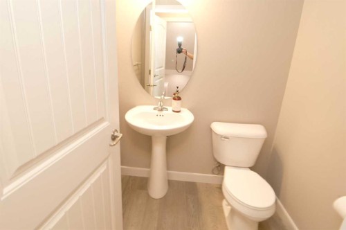 3 Sunrise Heights, Cochrane, AB - Indoor Photo Showing Bathroom