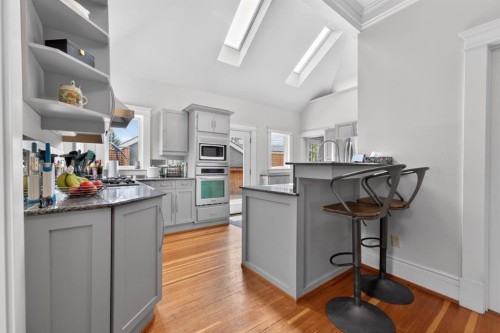 625 29 Avenue Sw, Calgary, AB - Indoor Photo Showing Kitchen