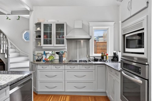 625 29 Avenue Sw, Calgary, AB - Indoor Photo Showing Kitchen
