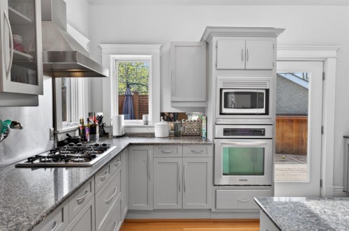 625 29 Avenue Sw, Calgary, AB - Indoor Photo Showing Kitchen With Upgraded Kitchen