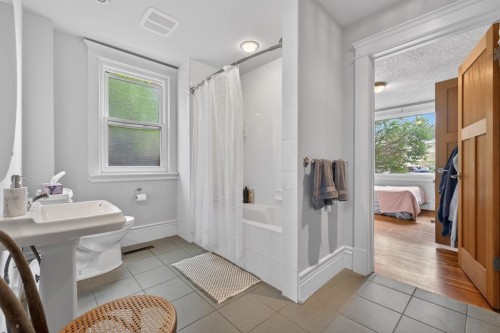 625 29 Avenue Sw, Calgary, AB - Indoor Photo Showing Bathroom