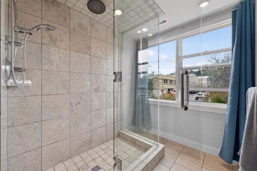625 29 Avenue Sw, Calgary, AB - Indoor Photo Showing Bathroom