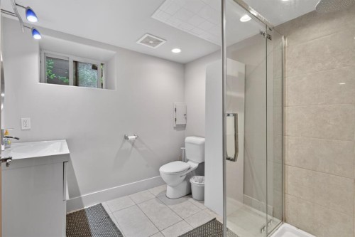 625 29 Avenue Sw, Calgary, AB - Indoor Photo Showing Bathroom