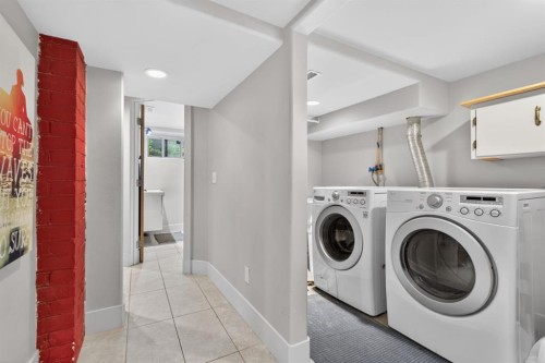 625 29 Avenue Sw, Calgary, AB - Indoor Photo Showing Laundry Room