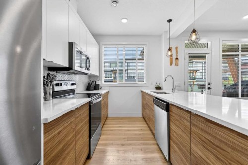 33-230 Seton Passage Se, Calgary, AB - Indoor Photo Showing Kitchen With Upgraded Kitchen