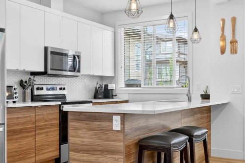 33-230 Seton Passage Se, Calgary, AB - Indoor Photo Showing Kitchen With Upgraded Kitchen