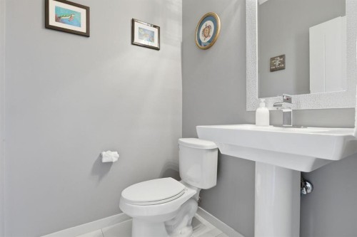341 Marquis Heights Se, Calgary, AB - Indoor Photo Showing Bathroom