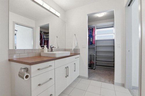 341 Marquis Heights Se, Calgary, AB - Indoor Photo Showing Bathroom