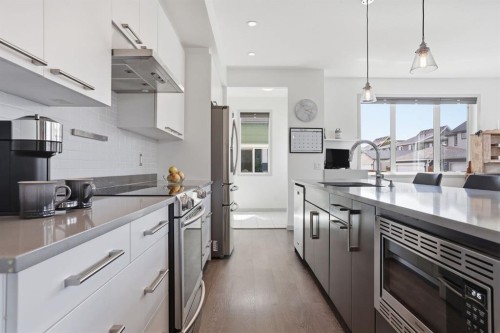341 Marquis Heights Se, Calgary, AB - Indoor Photo Showing Kitchen With Upgraded Kitchen