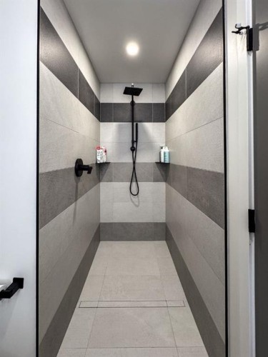 5839 Dalkeith Hill Nw, Calgary, AB - Indoor Photo Showing Bathroom