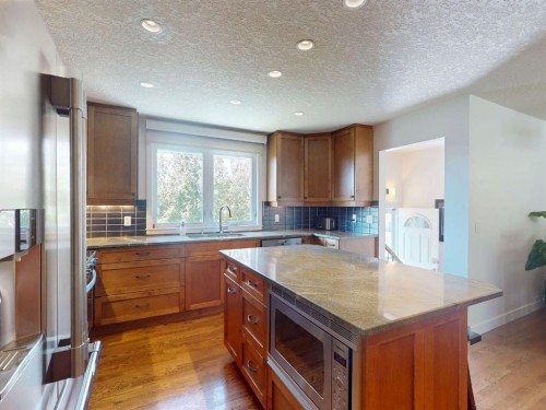 5839 Dalkeith Hill Nw, Calgary, AB - Indoor Photo Showing Kitchen