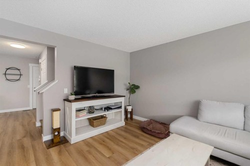 105 Sunset Common, Cochrane, AB - Indoor Photo Showing Living Room