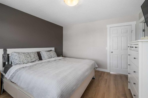105 Sunset Common, Cochrane, AB - Indoor Photo Showing Bedroom