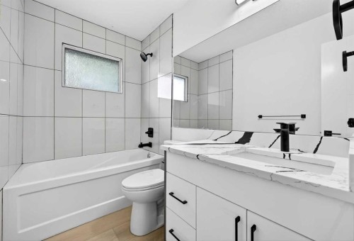 5423 Madigan Drive Ne, Calgary, AB - Indoor Photo Showing Bathroom