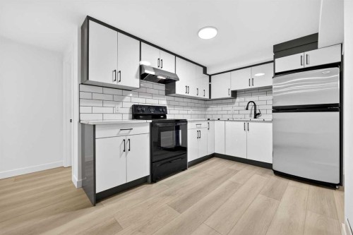 5423 Madigan Drive Ne, Calgary, AB - Indoor Photo Showing Kitchen