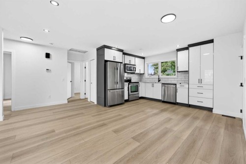 5423 Madigan Drive Ne, Calgary, AB - Indoor Photo Showing Kitchen
