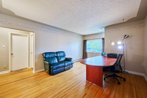 2511 22 Street Nw, Calgary, AB - Indoor Photo Showing Other Room