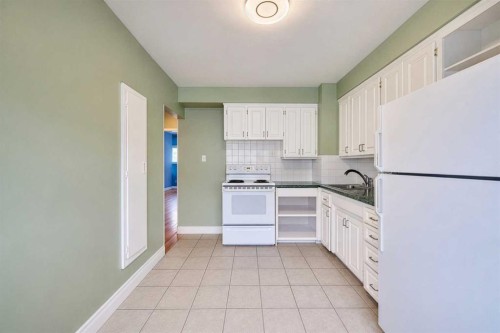 2511 22 Street Nw, Calgary, AB - Indoor Photo Showing Kitchen