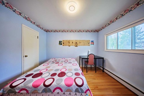 2511 22 Street Nw, Calgary, AB - Indoor Photo Showing Bedroom
