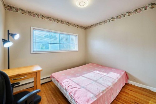 2511 22 Street Nw, Calgary, AB - Indoor Photo Showing Bedroom