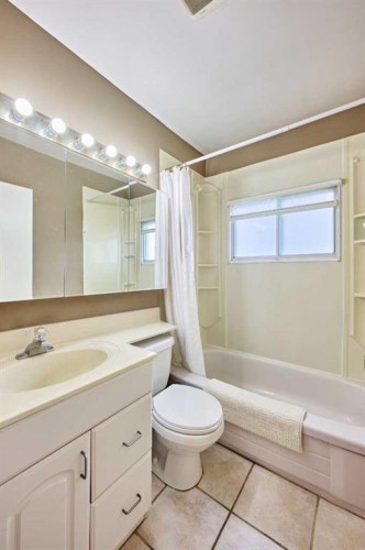 2511 22 Street Nw, Calgary, AB - Indoor Photo Showing Bathroom