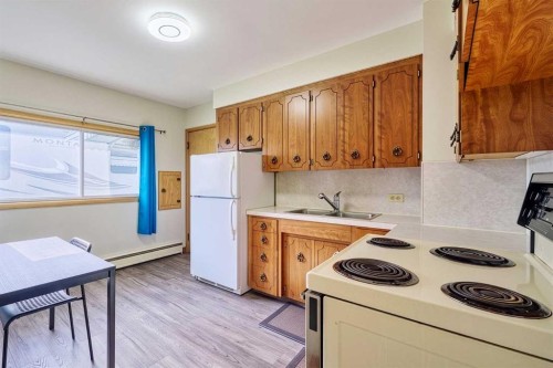 2511 22 Street Nw, Calgary, AB - Indoor Photo Showing Kitchen With Double Sink