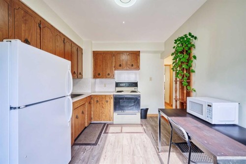 2511 22 Street Nw, Calgary, AB - Indoor Photo Showing Kitchen