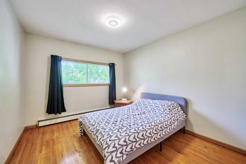 2511 22 Street Nw, Calgary, AB - Indoor Photo Showing Bedroom