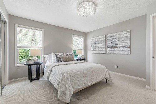 131 Springbank Terrace Sw, Calgary, AB - Indoor Photo Showing Bedroom